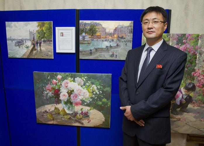 国际新闻    当地时间2014年11月3日,英国伦敦,朝鲜驻英大使馆展出4位