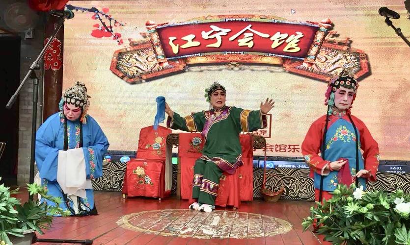 青岛市七彩风吕剧团演出传统吕剧《小姑贤》
