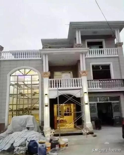 大门的罗马柱.上面装了挂灯,晚上不至于乌漆嘛黑的