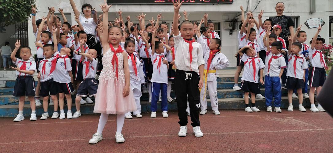 2019年5月17日上午,清镇市扁坡小学举行红歌赛,第一次