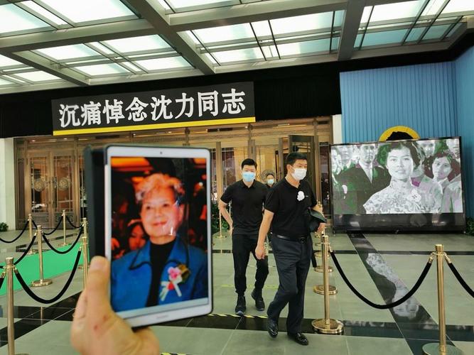 主持人沈力追悼会敬一丹吴刚李瑞英现身 倪萍眼睛哭红肿被搀扶