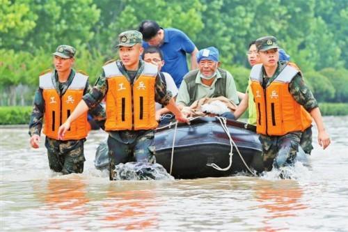 哪里有灾情哪里就有子弟兵 八千多名官兵奋战抗洪一线