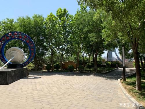 站在石家庄南高基公园的小山顶,可以看到别墅区的全貌