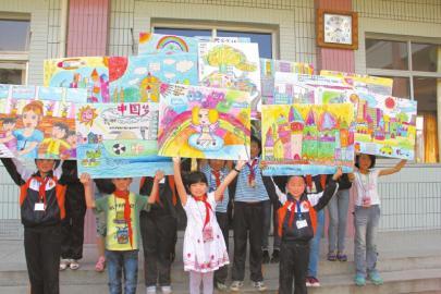 前天下午,雅安荥经县严道第二小学开展了"百米长卷共绘中国梦"的绘画