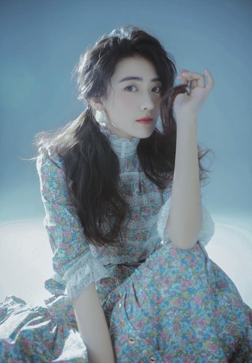 简介:梁洁双马尾碎花裙甜美写真图片,分享一组梁洁图片给大家,图中的