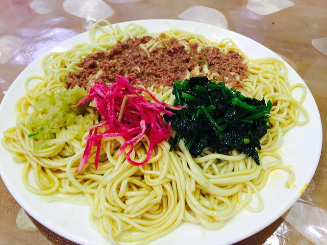 塔尔寺参观结束后,在一家面馆吃的卤肉拌面