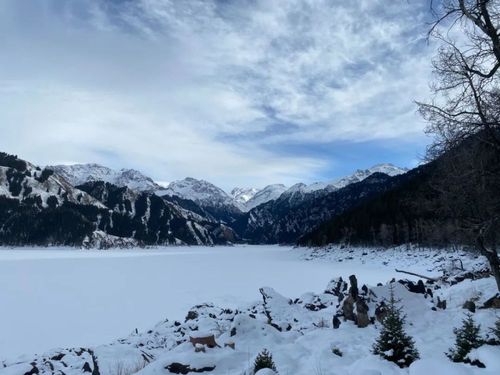 抓住了天山天池的春雪