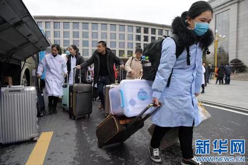 江西省第一批援助武汉医疗队启程出征
