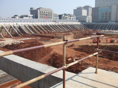 基坑施工,主体地下结构的安全和周围环境不受损害而采取的支护结构