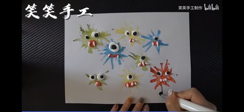 需要: 白纸一张,各色颜料,任意可拓印工具(如:海绵,揉成团的纸张,叉子