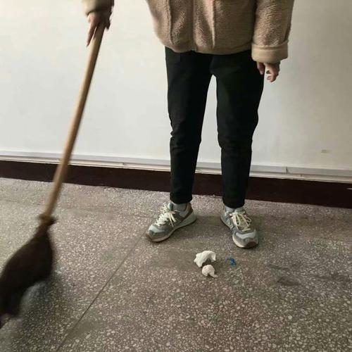 拿着扫把在扫地