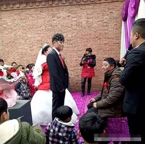 农村婚礼,新郎家人被闹成了大花脸,大家还哈哈大笑!