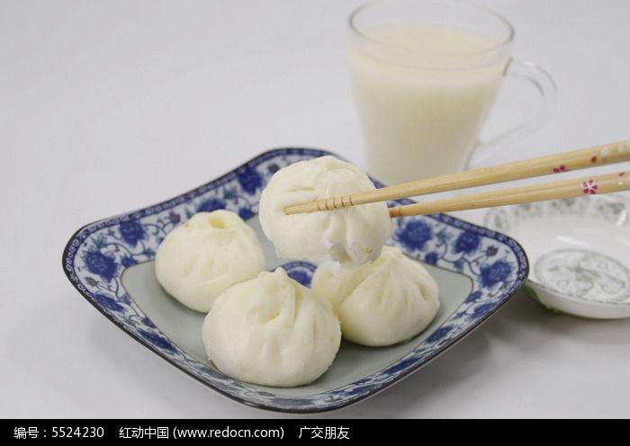 传统小吃四个包子和豆浆图片