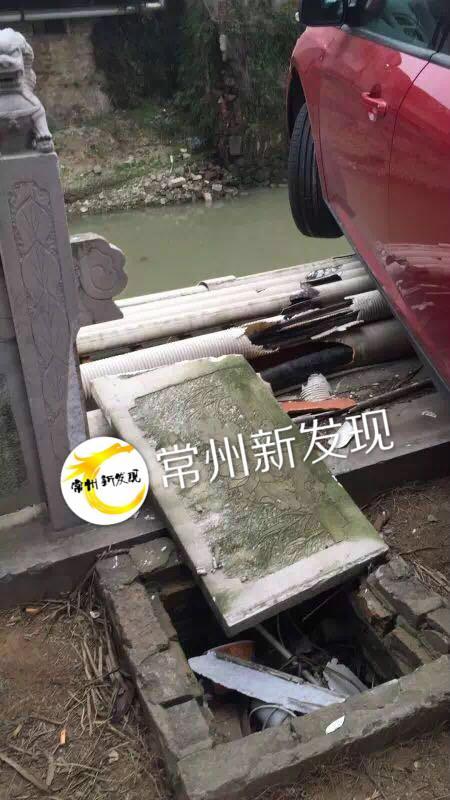 常州一女司机疑似油门当刹车撞断护栏险坠护城河