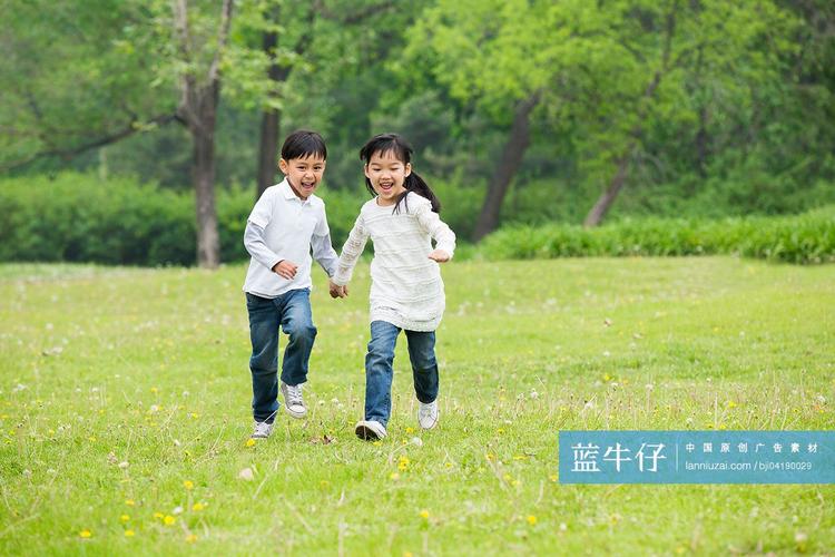 快乐的孩子们在草地上奔跑