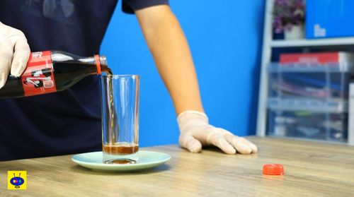 快速倒满可乐如何不溢杯?试了5瓶后,总结出这1招
