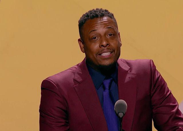 皮尔斯进名人堂!绿军球迷高举34号球衣致敬,现场笑声欢呼声不断