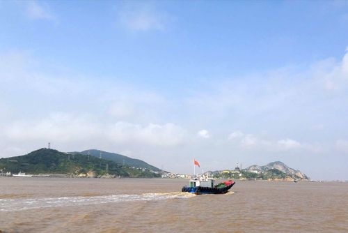 与相去4公里的小洋山及其周围岛礁统称洋山景区,为嵊泗风景名胜区的主