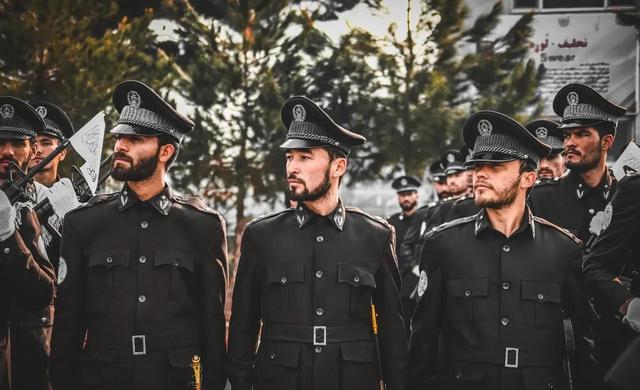 塔利班警察换新装看着很精神