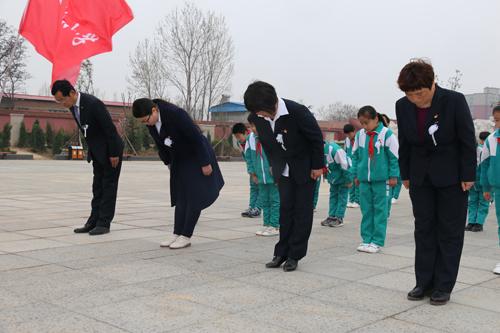 河南省清丰县第三实验小学清明节活动报道