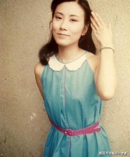 72岁汪明荃晒年轻旧照 模样无比清纯被赞:好靓!