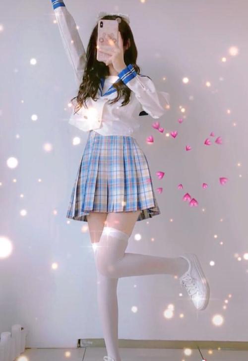 果然学长穿林晚晚jk制服裙腰细腿长比女生好看却被质疑穿假货