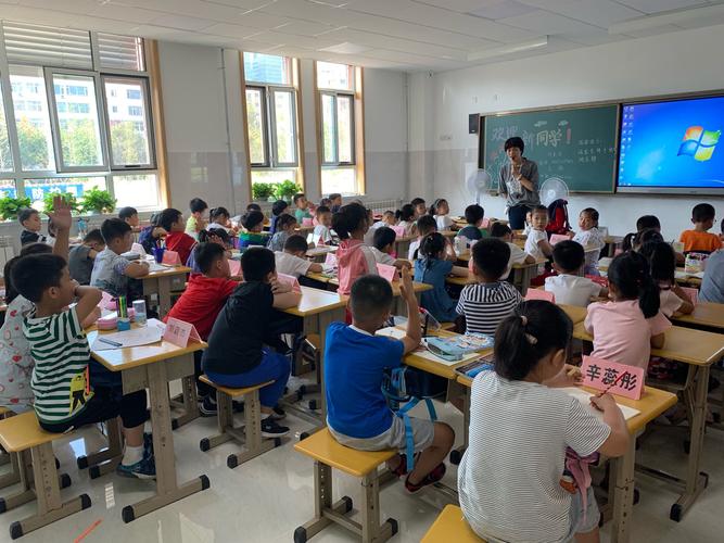 短短几天时间,我们就能像大哥哥大姐姐一样端正的坐在座位上上课啦