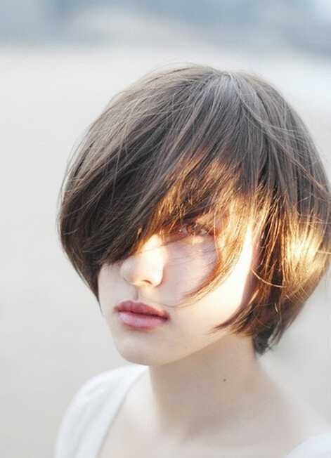 清爽迷人的女生短碎发发型图片