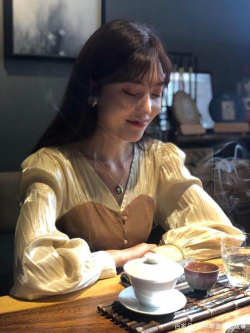 在古巷里,和美女主播喝茶
