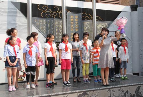 和平里第九小学的老师在学生们的欢呼簇拥下像明星一样纷纷走上红毯展