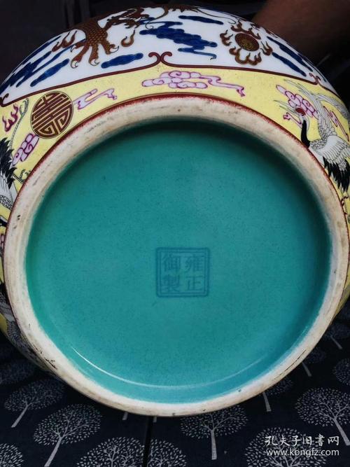 大清雍正年制珐琅彩浮雕龙凤仙鹤赏瓶一对,整体施釉均匀饱满,釉层坚硬