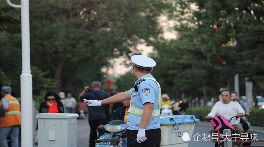 山海关中秋节交警坚守岗位指挥交通,保出行平安!