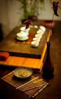 邀客上茶楼,焚香瑶筝幽.烹茶静中坐,皆忘世间愁.