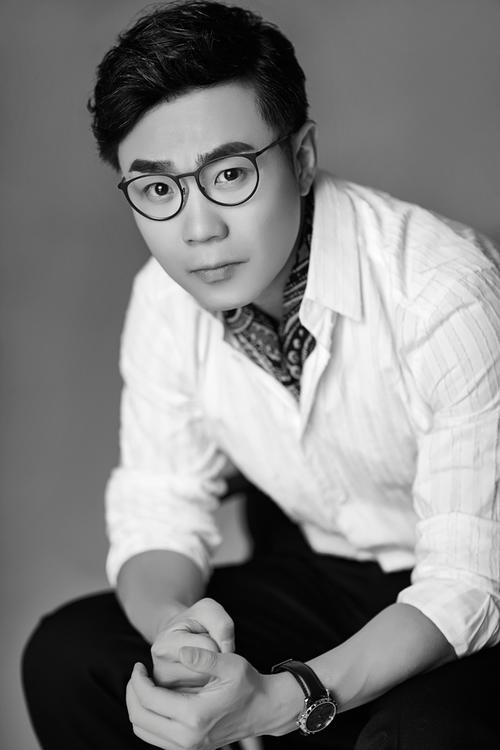 大鹏最新时尚大片 近日,演员大鹏的一组具有反转魅力的写真大片曝光.