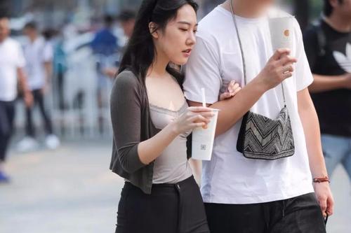 爱时尚:体态轻盈,姿态美好的美臀性感紧身黑裤美女