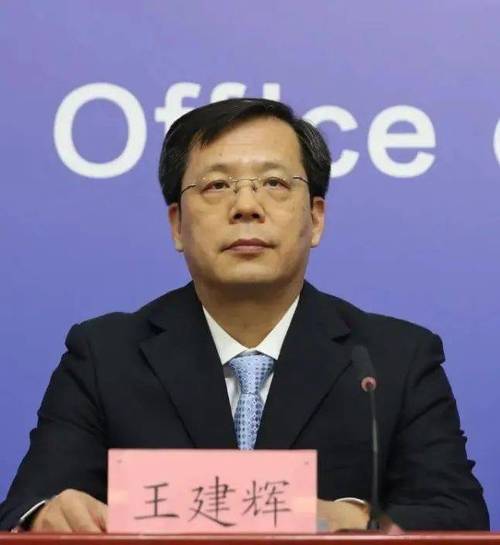 始,保持警惕,坚持各项防控措施,做好个人防护和生活工作环境清洁消毒