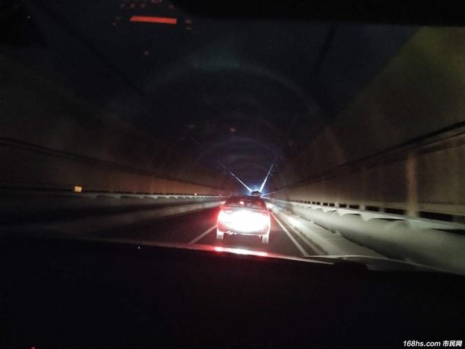黄山区龙门岭隧道,经常是一个灯都不开!