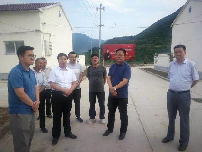 壶关县委副书记张月飞在树掌,石坡,百尺调研督导行政村撤并工作