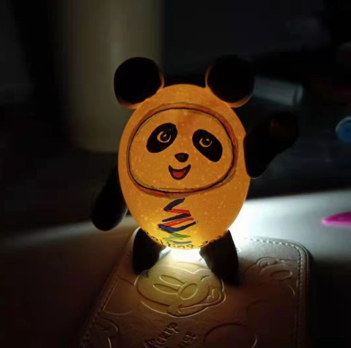 夹江一女子自制鸡蛋壳版冰墩墩,模样真的太可爱了!