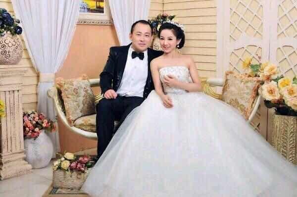 疑似文儿大量婚纱照被曝光!小白龙参加神豪聚会借债,打牌输二十万!