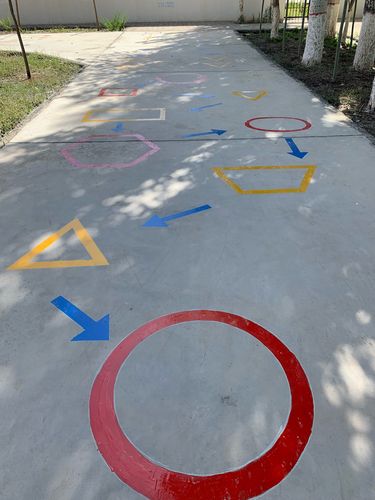 蓝天银燕幼儿园户外地面游戏图 蕴含巨大的游戏价值