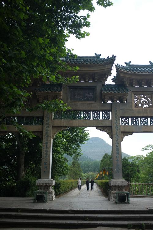 安龙招堤