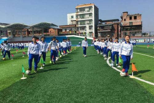 飞来湖中学活动阵地建设多,图为学生训练足球.