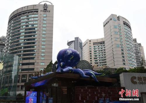 巨型"章鱼"爬上重庆闹市屋顶 霸气十足