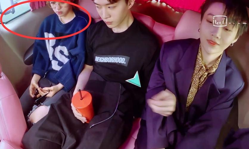 范丞丞和刘雨昕暧昧,当众牵手靠肩,欧阳娜娜的反应像极了吃醋的女友