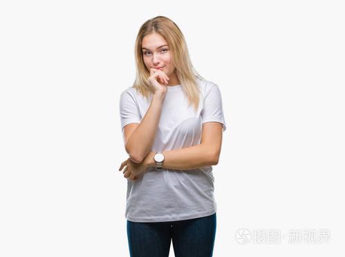 在孤立的背景年轻的白种人妇女看着自信的相机与交叉胳膊和手举起下巴