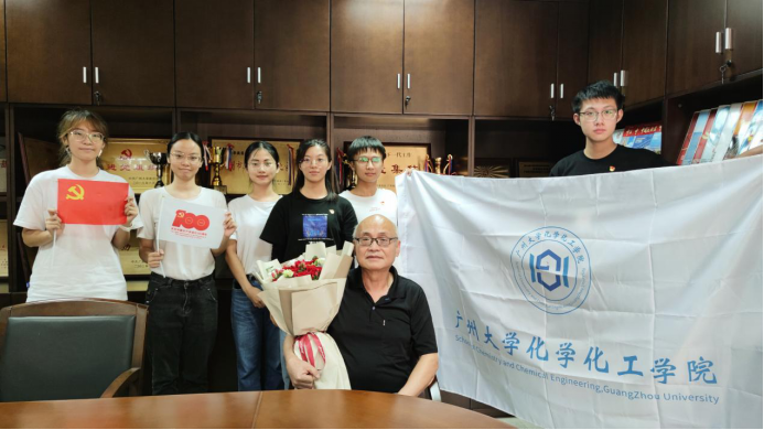 专访光荣在党50年老教师黄松龄