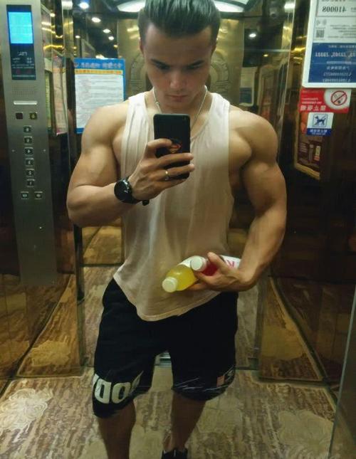 来看看西北五省健体全场冠军的好身材,这八块腹肌可是