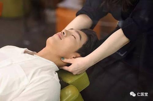 有经验的按摩师,在按摩之前,为何先给你捏肩?