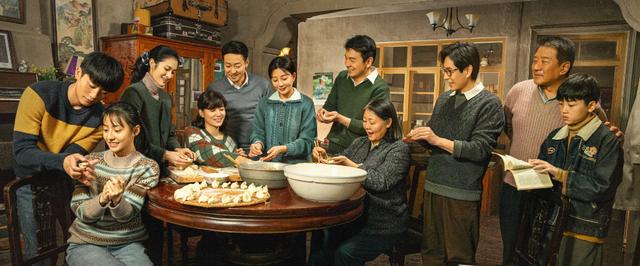 央视开年剧人世间萨日娜再演母亲刚因参会登新闻联播